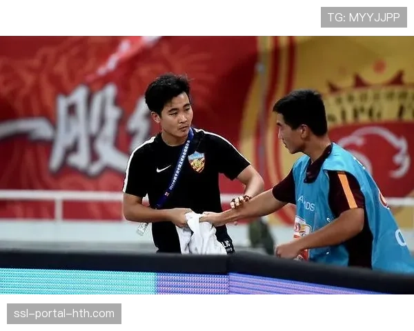 暖心一幕：小球童为客队门将捡回皮球，获赠手套一副